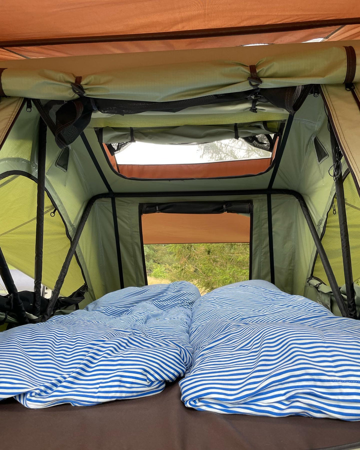 Opleve komforten i et tagtelt fra LangelandCampers. Læs mere om hvordan du bedst vedligeholder dit tagtelt. Omdan din bil til en minicamper.