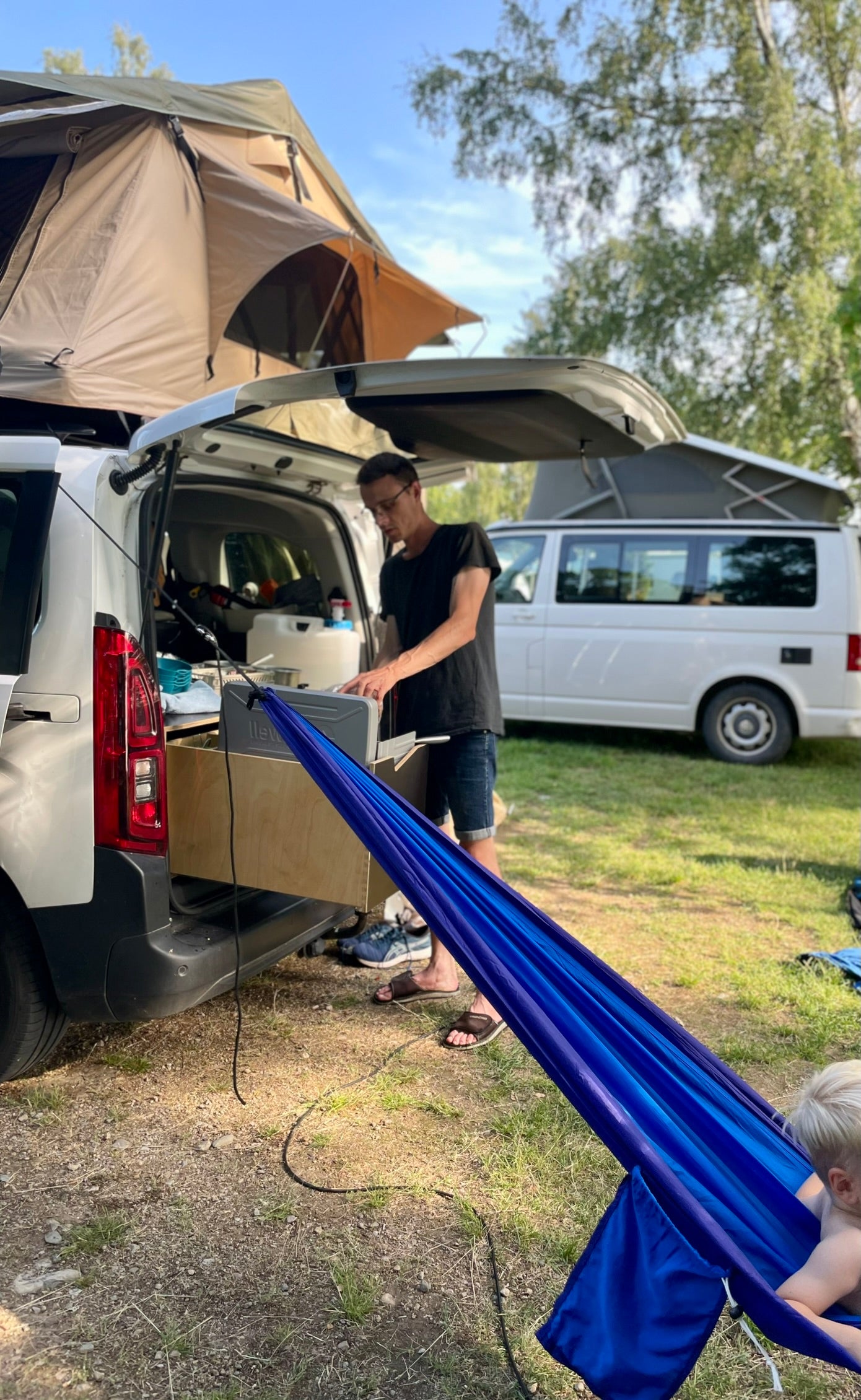 Tagtelt og camperbox. Campingkøkken. Campervan.