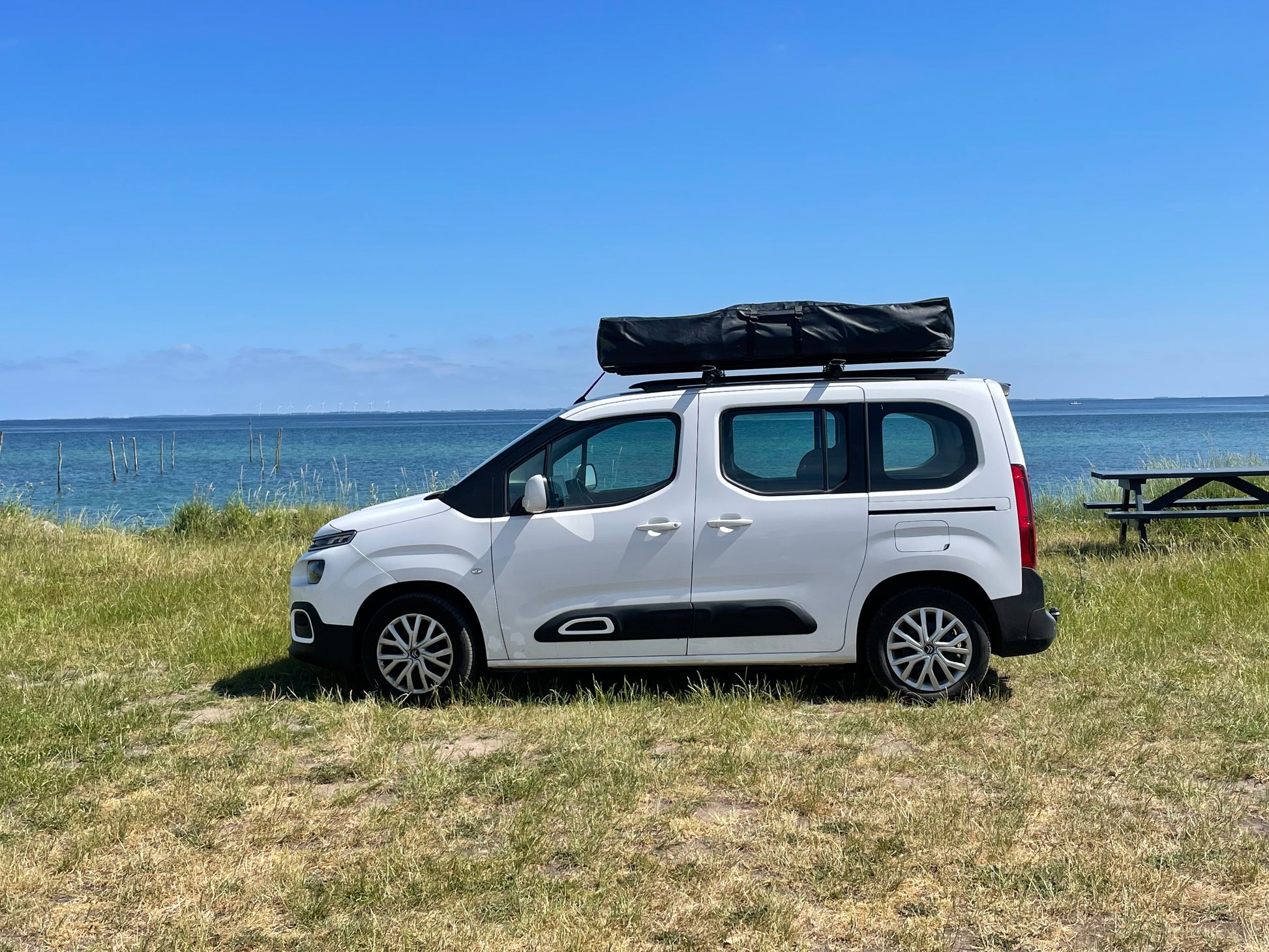Tagtelt på bil. Tagtelt slået sammen. Billigt Stort tagtelt til hele familien - Letvægt - Gratis Levering. Passer til alle biler. Omdan din bil til en minicamper. #minicamper #campervan #carcamping #camping #outdoor #familietid #fanilieferie #berlingocamper #caddycamper #feriepåbudget Billigt letvægts tagtelt fra LangelandCampers. gratis levering  - Kvalitets tagtelt - Tagtelt forhandler i Danmark.