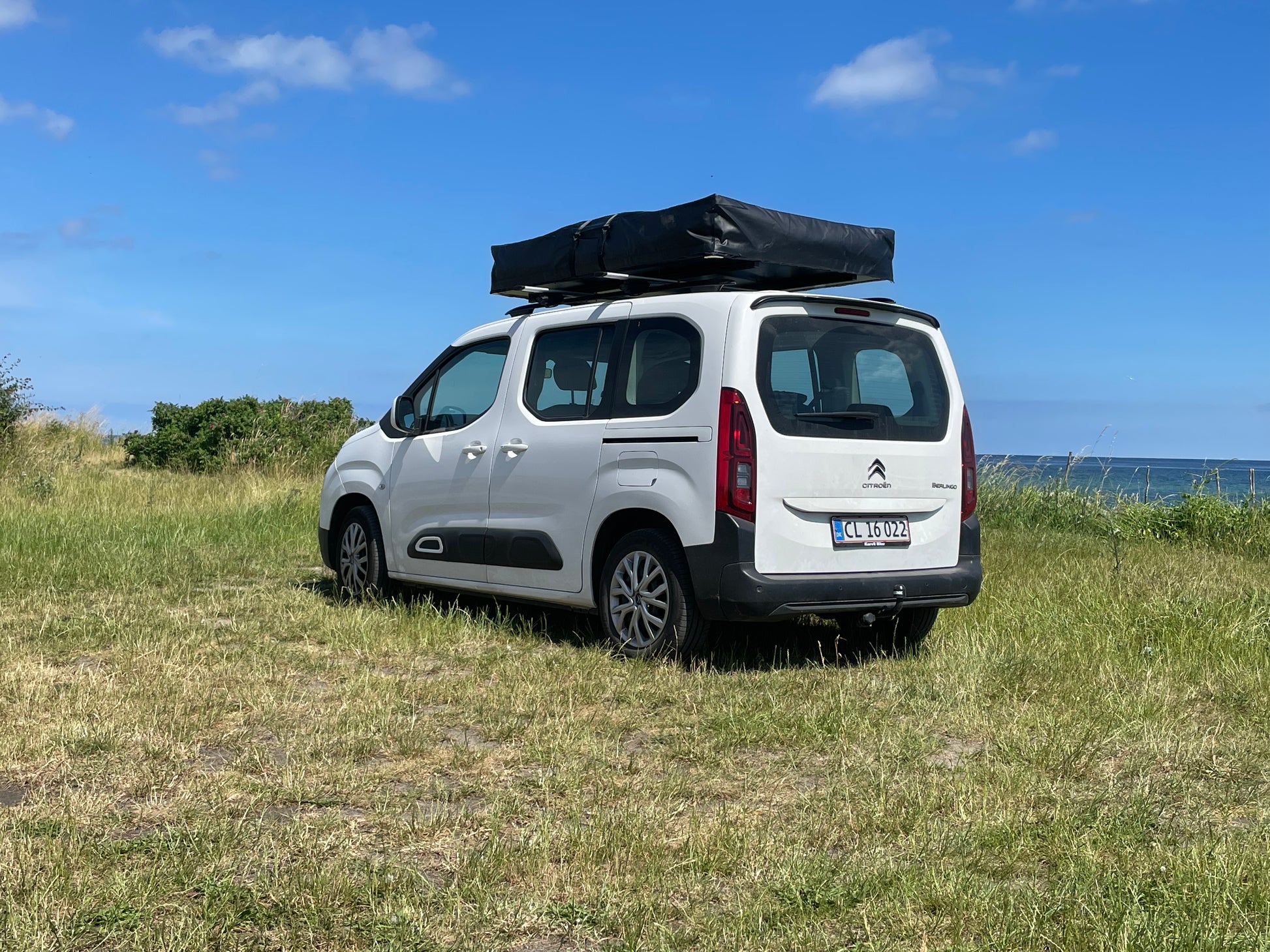 Tagtelt på bil. Tagtelt slået sammen. Billigt Stort tagtelt til hele familien - Letvægt - Gratis Levering. Passer til alle biler. Omdan din bil til en minicamper. #minicamper #campervan #carcamping #camping #outdoor #familietid #fanilieferie #berlingocamper #caddycamper #feriepåbudget Billigt letvægts tagtelt fra LangelandCampers. gratis levering  - Kvalitets tagtelt - Tagtelt forhandler i Danmark.