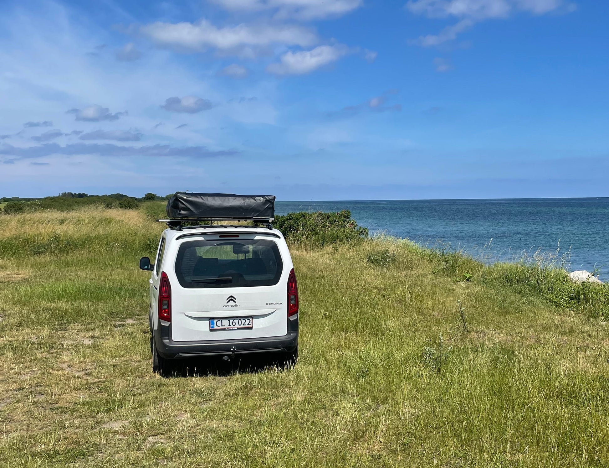 Tagtelt på bilen, slået sammen. Billigt Stort tagtelt til hele familien - Letvægt - Gratis Levering. Passer til alle biler. Omdan din bil til en minicamper. #minicamper #campervan #carcamping #camping #outdoor #familietid #fanilieferie #berlingocamper #caddycamper #feriepåbudget Billigt letvægts tagtelt fra LangelandCampers. gratis levering  - Kvalitets tagtelt - Tagtelt forhandler i Danmark.