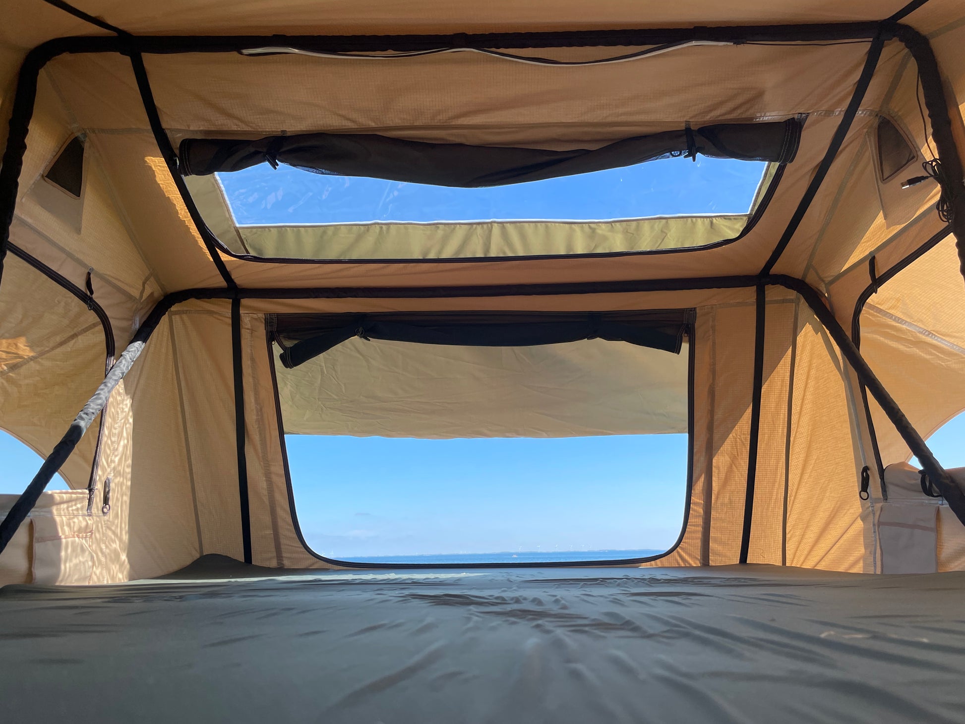 Skylight i tagtelt. Billigt Stort tagtelt til hele familien - Letvægt - Gratis Levering. Passer til alle biler. Omdan din bil til en minicamper. #minicamper #campervan #carcamping #camping #outdoor #familietid #fanilieferie #berlingocamper #caddycamper #feriepåbudget  Billigt letvægts tagtelt fra LangelandCampers. gratis levering  - Kvalitets tagtelt - Tagtelt forhandler i Danmark.