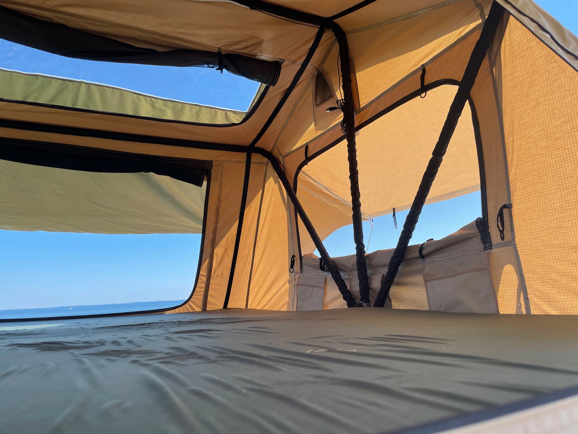 Tagtelt set indefra. Billigt Stort tagtelt til hele familien - Letvægt - Gratis Levering. Passer til alle biler. Omdan din bil til en minicamper. #minicamper #campervan #carcamping #camping #outdoor #familietid #fanilieferie #berlingocamper #caddycamper #feriepåbudget Billigt letvægts tagtelt fra LangelandCampers. gratis levering  - Kvalitets tagtelt - Tagtelt forhandler i Danmark.