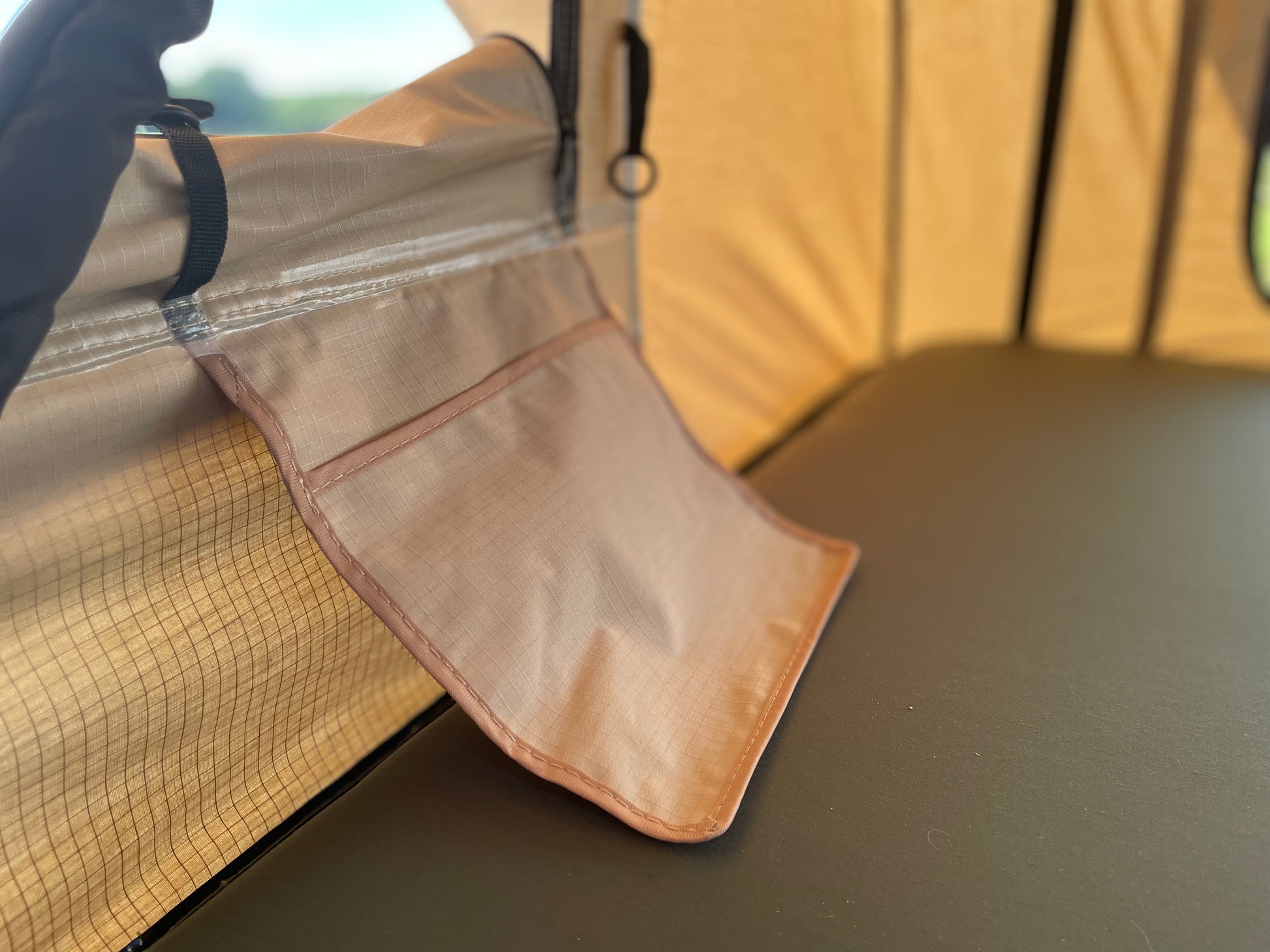 Opbevaring i tagtelt. Billigt Stort tagtelt til hele familien - Letvægt - Gratis Levering. Passer til alle biler. Omdan din bil til en minicamper. #minicamper #campervan #carcamping #camping #outdoor #familietid #fanilieferie #berlingocamper #caddycamper #feriepåbudget Billigt letvægts tagtelt fra LangelandCampers. gratis levering  - Kvalitets tagtelt - Tagtelt forhandler i Danmark.