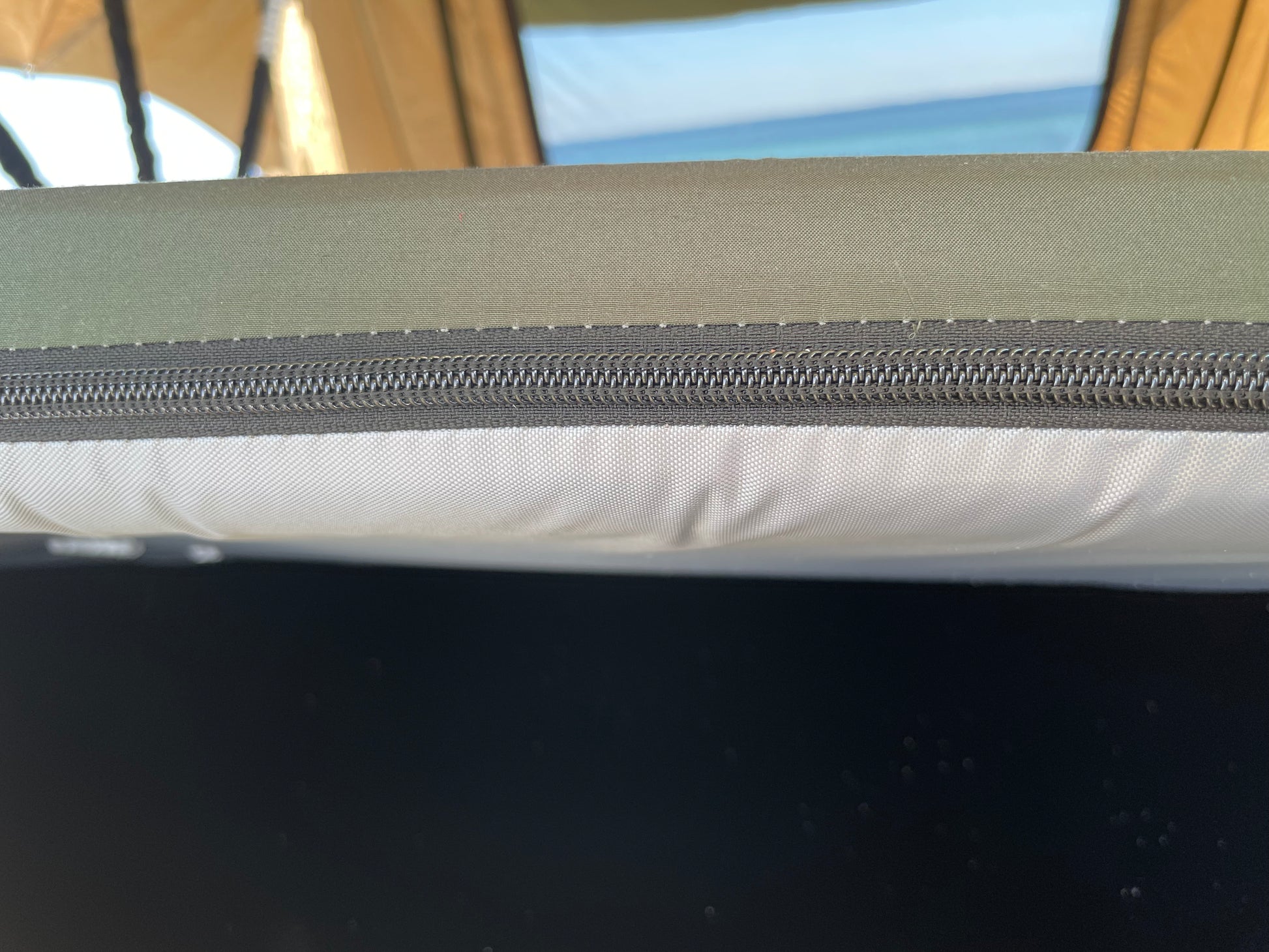 Madras i tagtelt. Billigt Stort tagtelt til hele familien - Letvægt - Gratis Levering. Passer til alle biler. Omdan din bil til en minicamper. #minicamper #campervan #carcamping #camping #outdoor #familietid #fanilieferie #berlingocamper #caddycamper #feriepåbudget Billigt letvægts tagtelt fra LangelandCampers. gratis levering  - Kvalitets tagtelt - Tagtelt forhandler i Danmark.