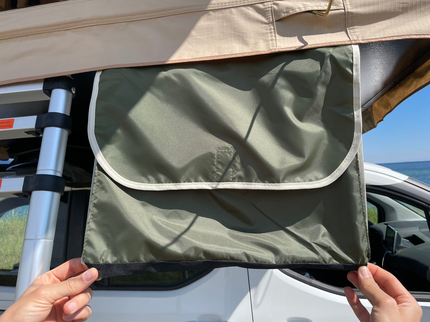 Sko opbevaring i tagtelt. Billigt Stort tagtelt til hele familien - Letvægt - Gratis Levering. Passer til alle biler. Omdan din bil til en minicamper. #minicamper #campervan #carcamping #camping #outdoor #familietid #fanilieferie #berlingocamper #caddycamper #feriepåbudget Billigt letvægts tagtelt fra LangelandCampers. gratis levering - Kvalitets tagtelt - Tagtelt forhandler i Danmark.