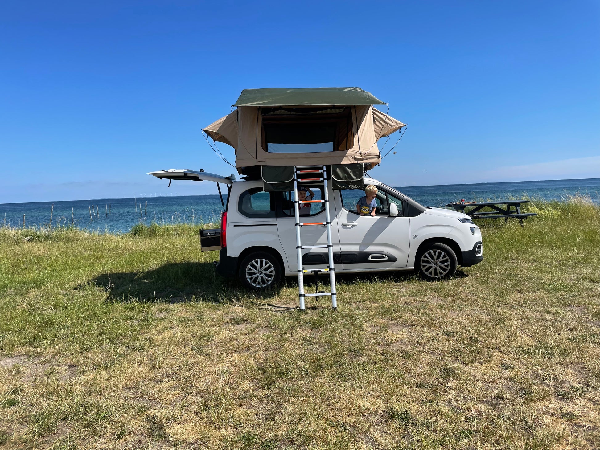 Billigt Stort tagtelt til hele familien - Letvægt - Gratis Levering. Passer til alle biler. Omdan din bil til en minicamper. #minicamper #campervan #carcamping #camping #outdoor #familietid #fanilieferie #berlingocamper #caddycamper #feriepåbudget Billigt letvægts tagtelt fra LangelandCampers. gratis levering  - Kvalitets tagtelt - Tagtelt forhandler i Danmark.