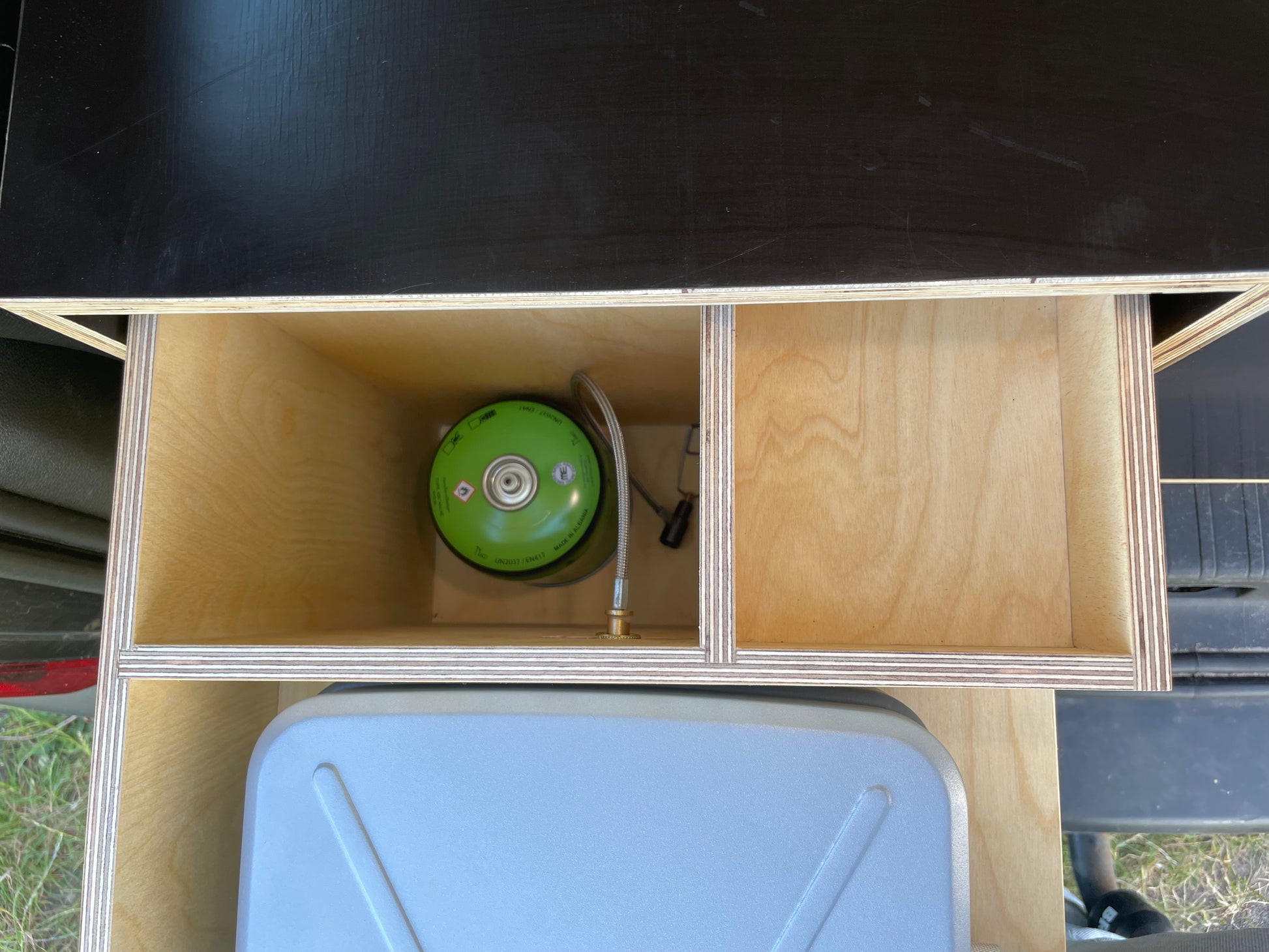 Sov i din bil. Omdan din bil til minicamper. #camperbox #campervanconvertion #carcamper #bygdincamper #campingkøkken #berlingocamper #caddycamper