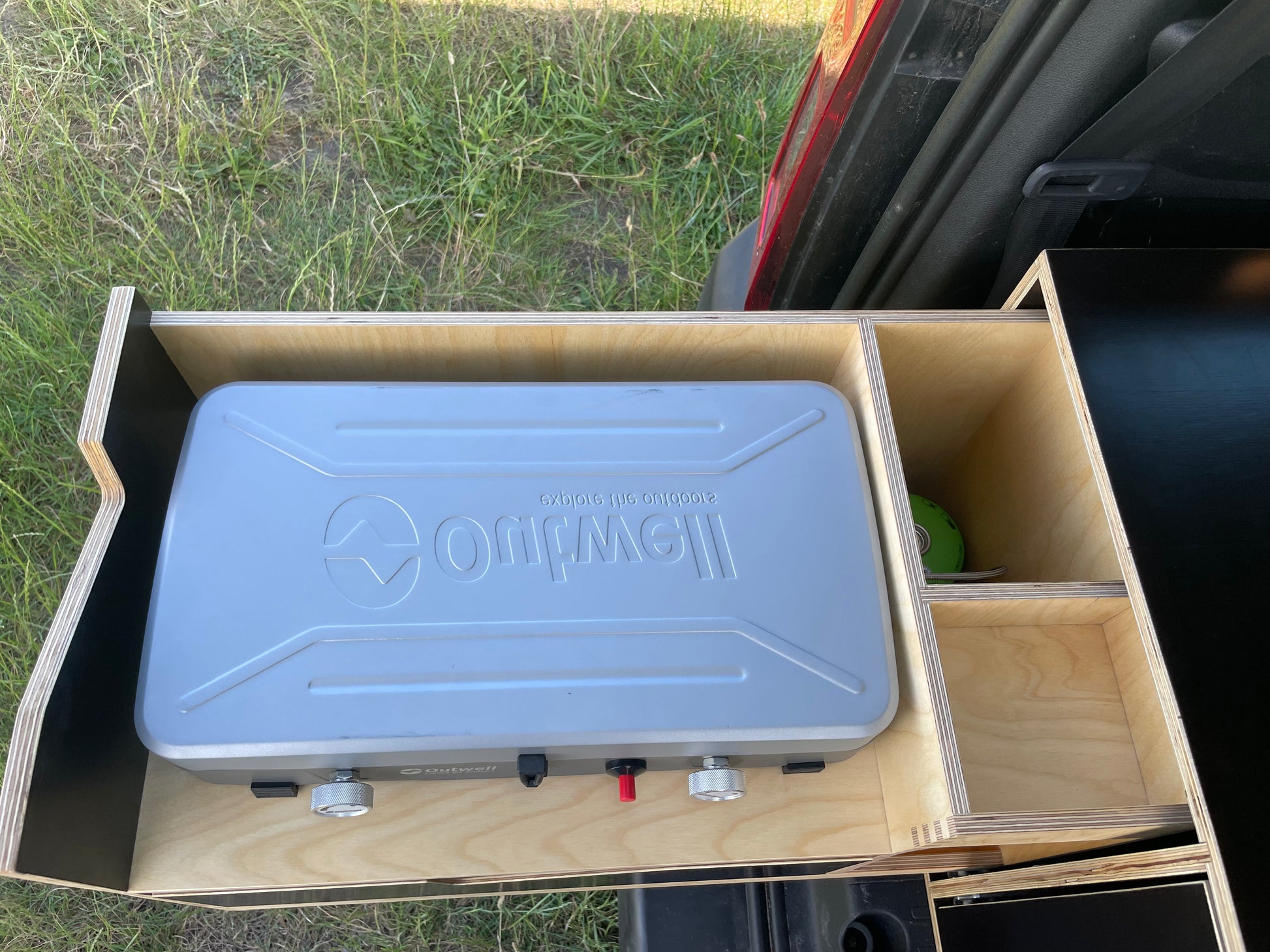 Sov i din bil. Omdan din bil til minicamper. #camperbox #campervanconvertion #carcamper #bygdincamper #campingkøkken #berlingocamper #caddycamper