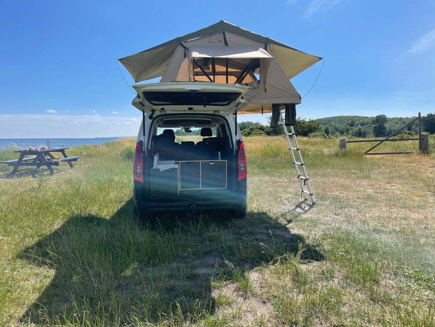 Billigt Stort tagtelt til hele familien - Letvægt - Gratis Levering. Passer til alle biler. Omdan din bil til en minicamper. #minicamper #campervan #carcamping #camping #outdoor #familietid #fanilieferie #berlingocamper #caddycamper #feriepåbudget Billigt letvægts tagtelt fra LangelandCampers. gratis levering - Kvalitets tagtelt - Tagtelt forhandler i Danmark.