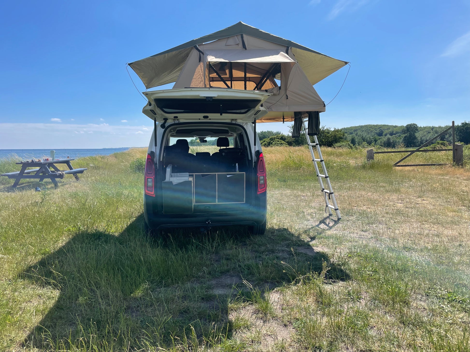 Billigt Stort tagtelt til hele familien - Letvægt - Gratis Levering. Passer til alle biler. Omdan din bil til en minicamper. #minicamper #campervan #carcamping #camping #outdoor #familietid #fanilieferie #berlingocamper #caddycamper #feriepåbudget Billigt letvægts tagtelt fra LangelandCampers. gratis levering  - Kvalitets tagtelt - Tagtelt forhandler i Danmark.