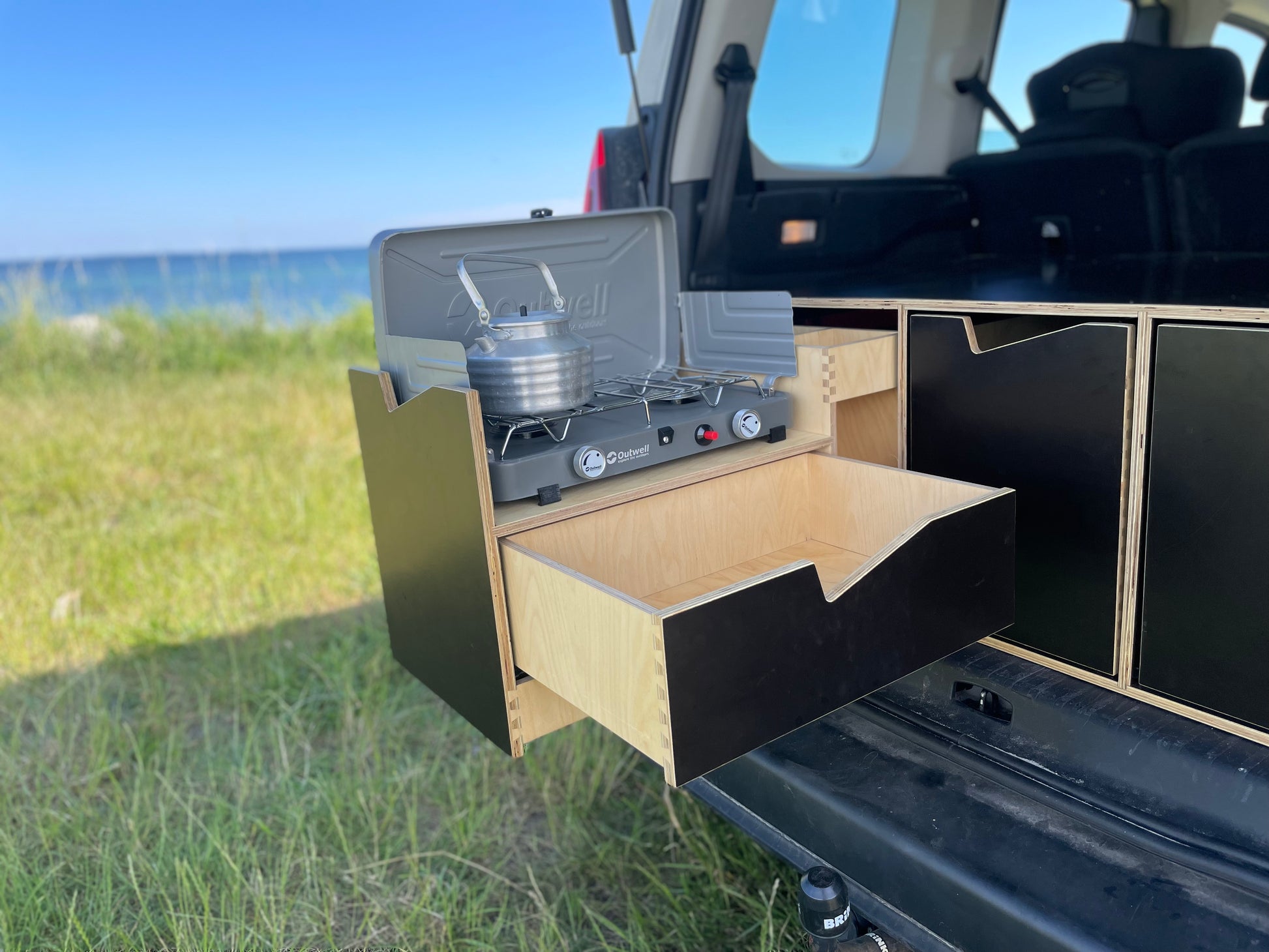 Sov i din bil. Omdan din bil til minicamper. #camperbox #campervanconvertion #carcamper #bygdincamper #campingkøkken #berlingocamper #caddycamper