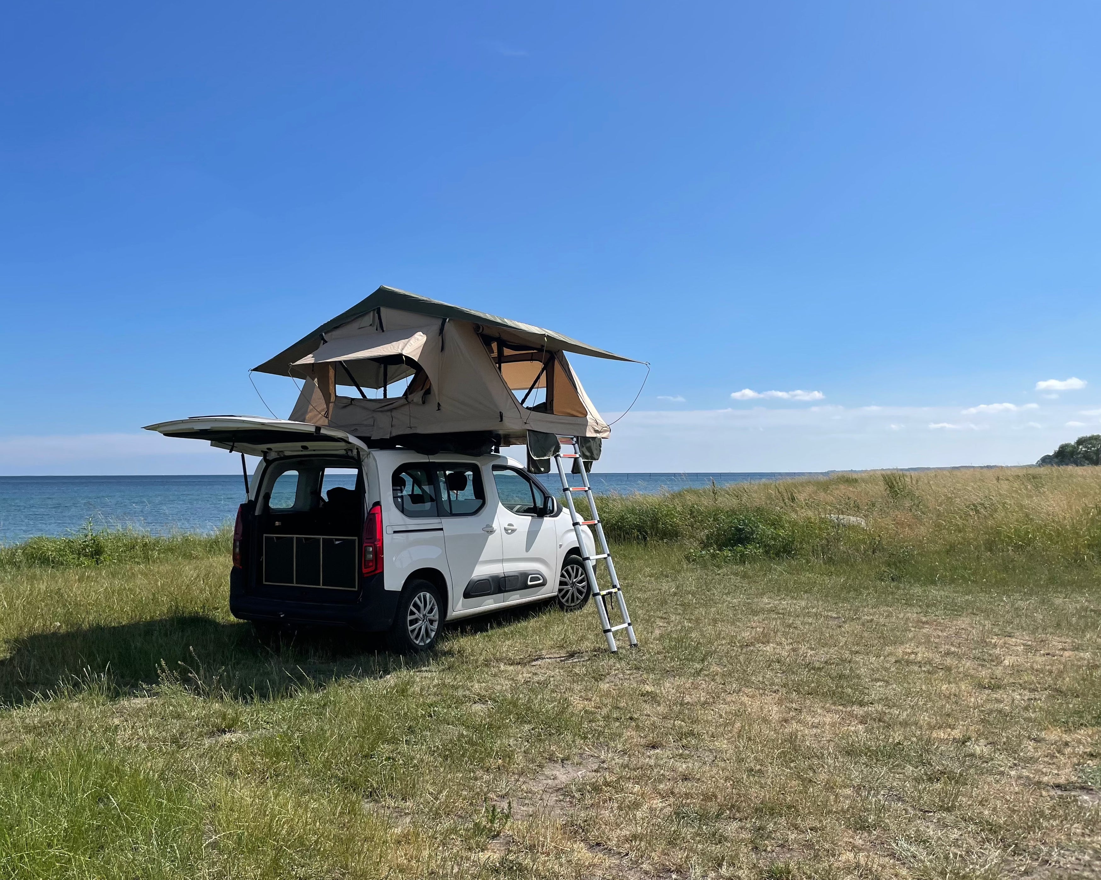 LangelandCampers. Udforsk en verden af tagtelte, camperbox og udstyr til din Campervan. Omdan din bil til en minicamper. Lad os bygger din camper. Billigt letvægts tagtelt fra LangelandCampers. gratis levering - Kvalitets tagtelt - Tagtelt forhandler i Danmark.