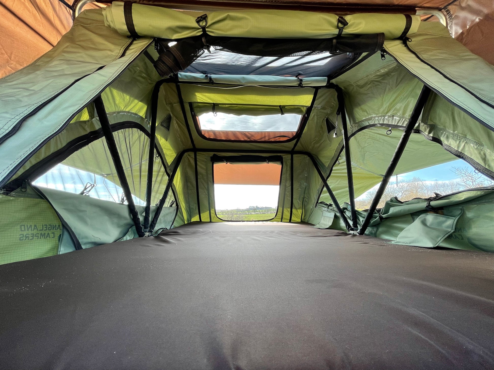 Tagtelt set indefra. 2 skylights. Lohals Tagtelt fra LangelandCampers - Gratis levering - Kvalitets tagtelt - Tagtelt forhandler i Danmark.