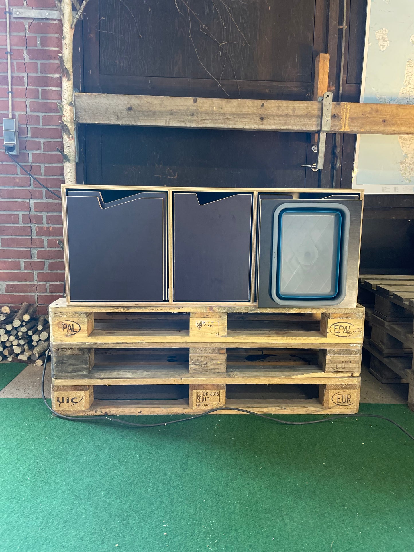 Klapbord med Opvaskebalje - Praktisk, Pladsbesparende og Foldbar! Få mere ud af din camperbox med et praktisk klapbord med opvaskebalje!