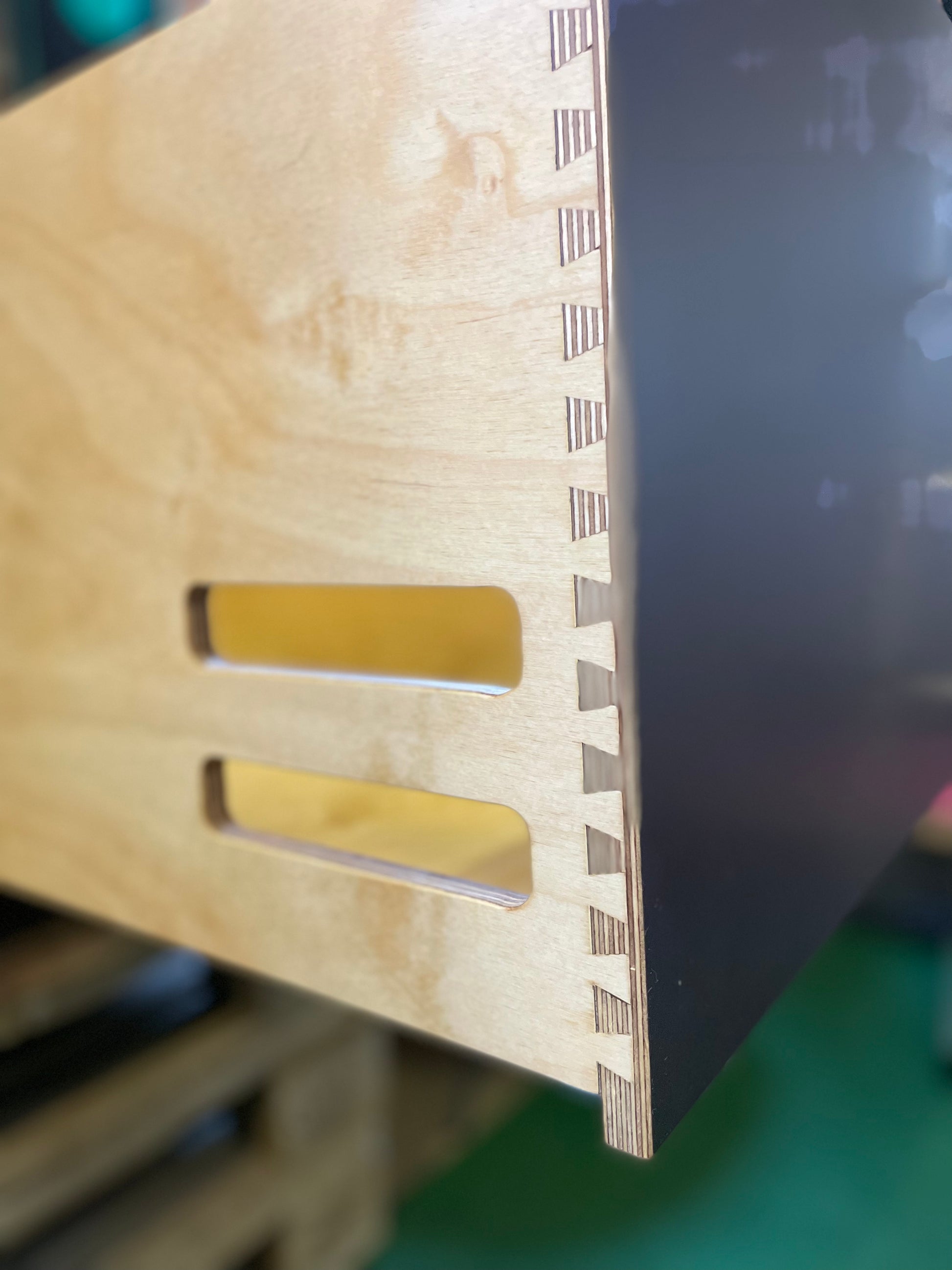 Camperbox. Skuffe til kompressor køleboks. Lækre snedker samlinger. Håndlavet. Udluftning huller til køleboksen. Sov i din bil. Omdan din bil til minicamper. #camperbox #campervanconvertion #carcamper #bygdincamper #campingkøkken #berlingocamper #caddycamper