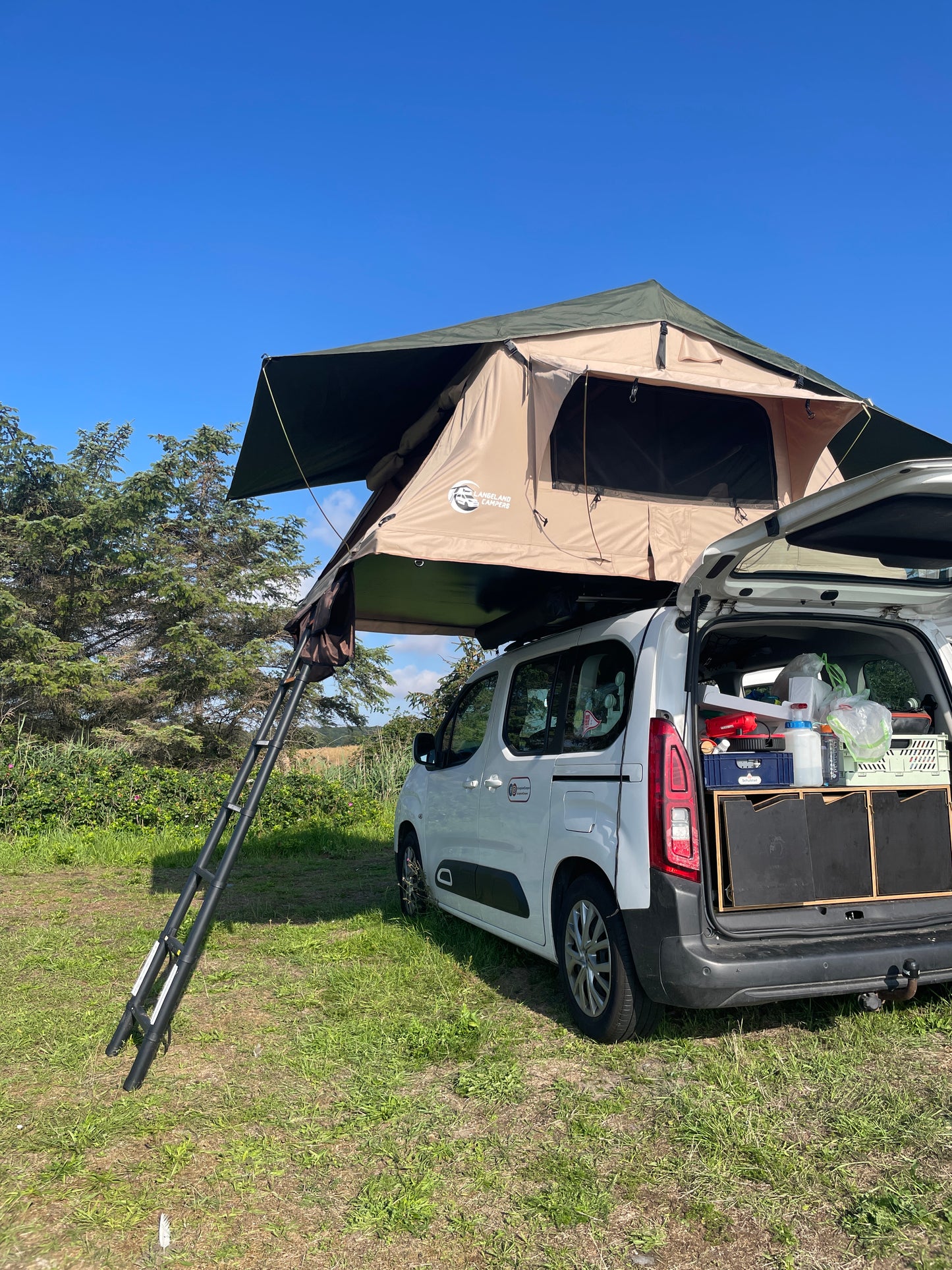 Billigt Stort tagtelt til hele familien - Letvægt - Gratis Levering. Passer til alle biler. Omdan din bil til en minicamper. #minicamper #campervan #carcamping #camping #outdoor #familietid #fanilieferie #berlingocamper #caddycamper #feriepåbudget Billigt letvægts tagtelt fra LangelandCampers. gratis levering - Kvalitets tagtelt - Tagtelt forhandler i Danmark.