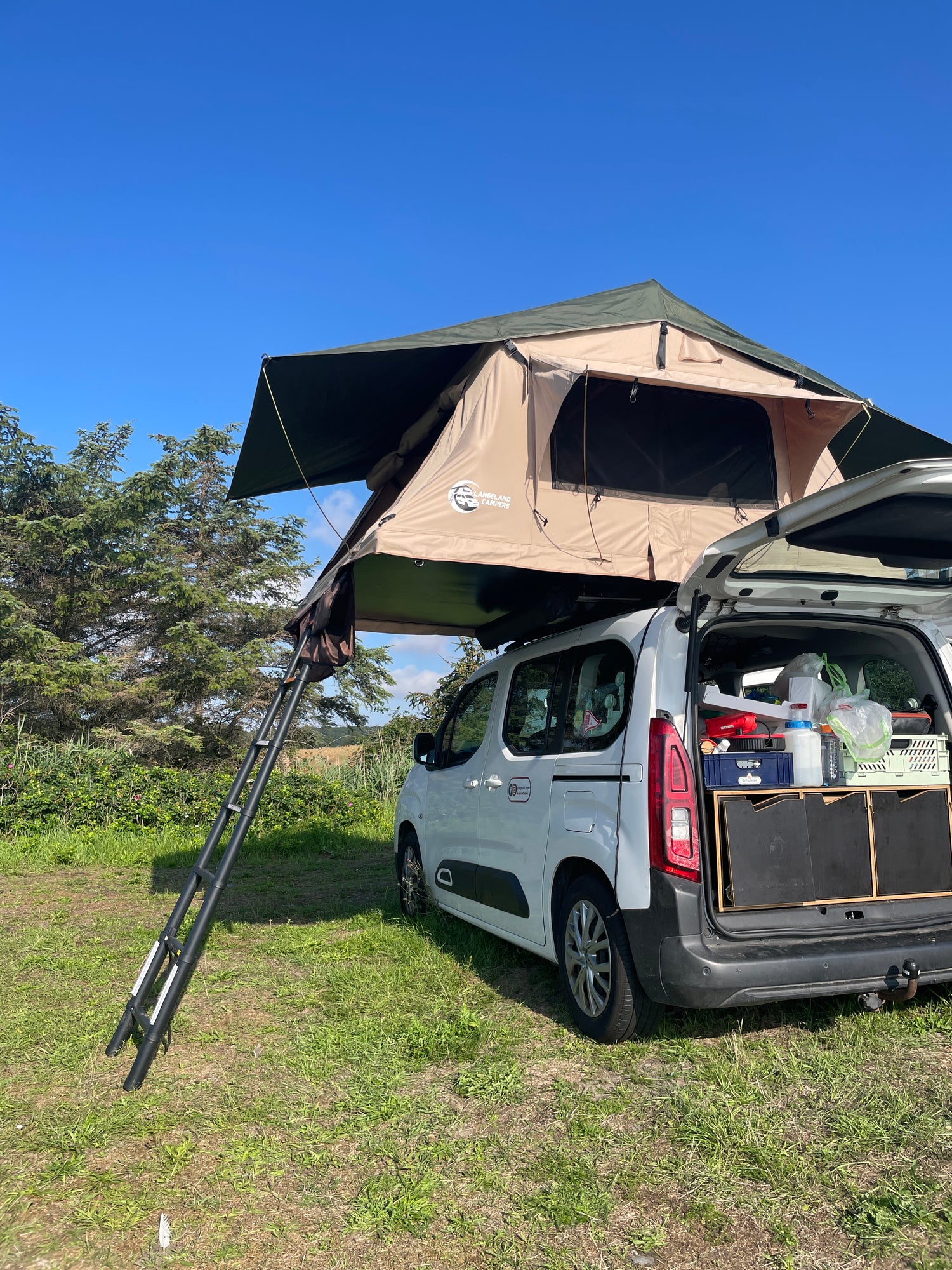 Billigt Stort tagtelt til hele familien - Letvægt - Gratis Levering. Passer til alle biler. Omdan din bil til en minicamper. #minicamper #campervan #carcamping #camping #outdoor #familietid #fanilieferie #berlingocamper #caddycamper #feriepåbudget Billigt letvægts tagtelt fra LangelandCampers. gratis levering - Kvalitets tagtelt - Tagtelt forhandler i Danmark.