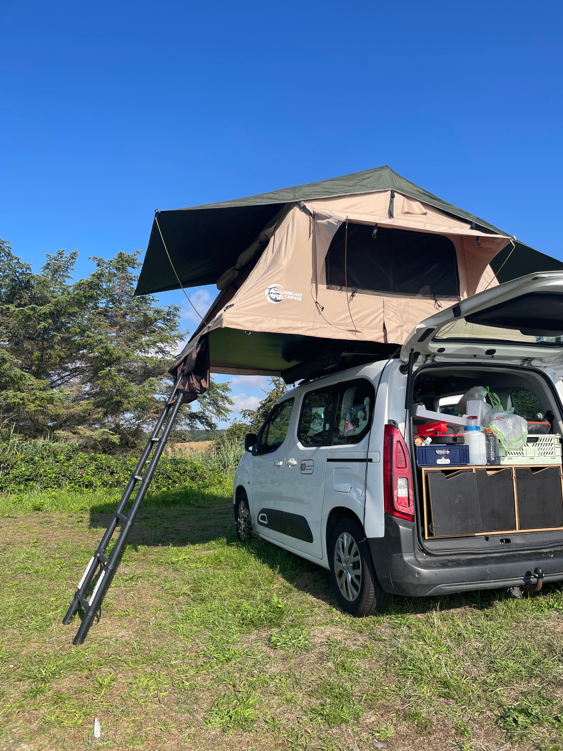 Billigt Stort tagtelt til hele familien - Letvægt - Gratis Levering. Passer til alle biler. Omdan din bil til en minicamper. #minicamper #campervan #carcamping #camping #outdoor #familietid #fanilieferie #berlingocamper #caddycamper #feriepåbudget Billigt letvægts tagtelt fra LangelandCampers. gratis levering  - Kvalitets tagtelt - Tagtelt forhandler i Danmark.