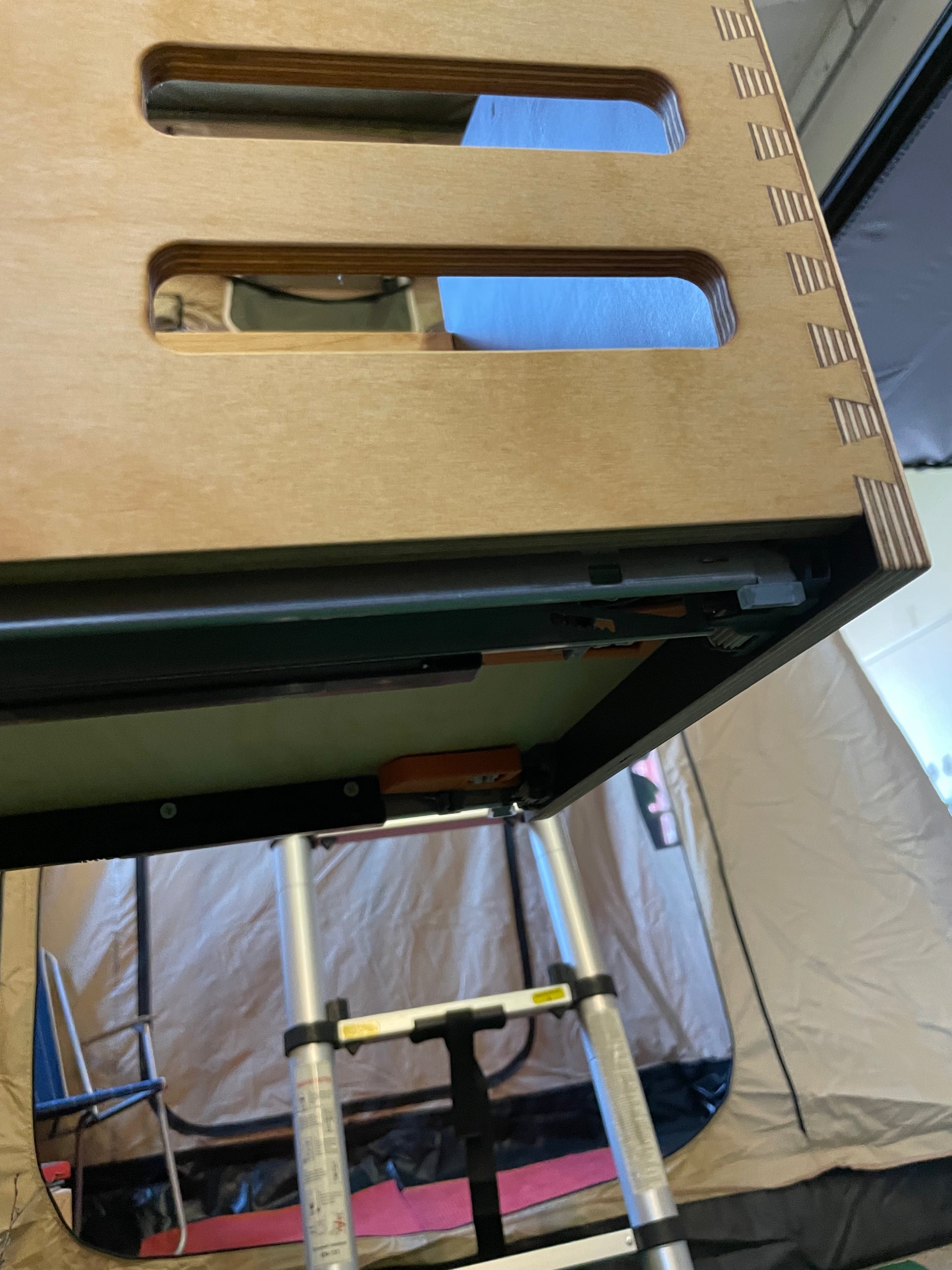 Skjulte skinne. Lækkert design, godt håndværk, optimal pladsudnyttelse. Camperbox fra LangelandCampers omdan din bil til en campervan. Tag på carcamping. Frihed i din minicamper. Byg din camper. Sov i din bil. Omdan din bil til minicamper. #camperbox #campervanconvertion #carcamper #bygdincamper #campingkøkken #berlingocamper #caddycamper