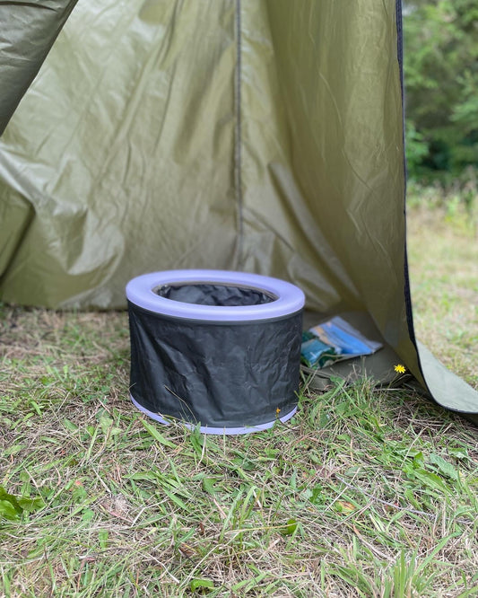 Transportabelt pop-up Campingtoilet med pose til bil eller autocamper. CarpLife  Bivvy Loo. Udstyr til din #campervan #minicamper #carcamper #berlingocamper #caddycamper.