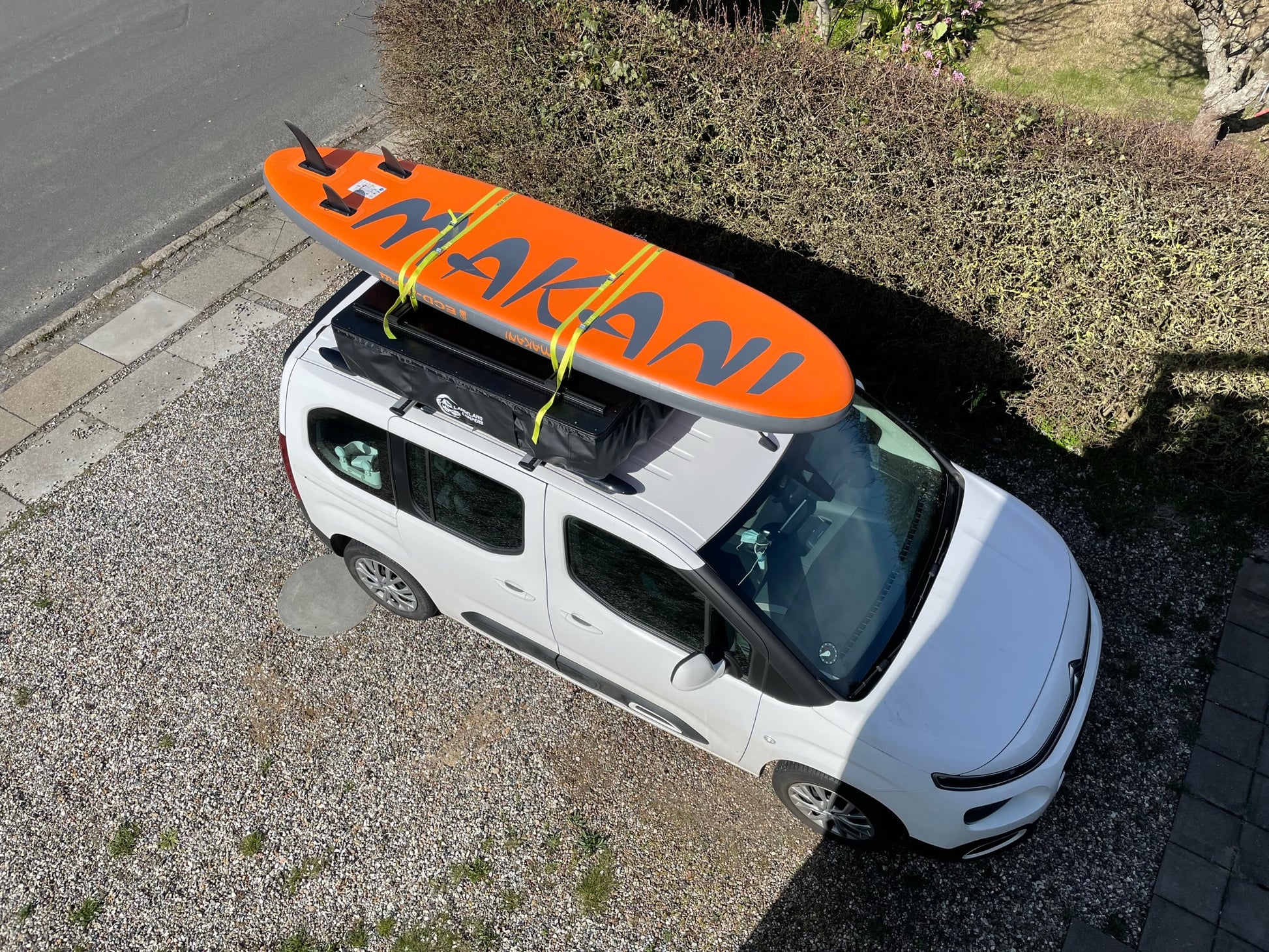 tagbøjler oven på tagtelt, mulighed for ekstra opbevaring. Lohals Tagtelt fra LangelandCampers - Gratis levering - Kvalitets tagtelt - Tagtelt forhandler i Danmark.