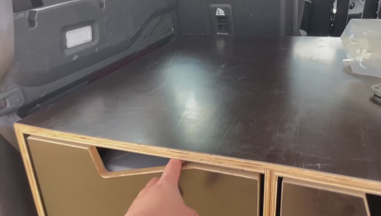 Sov i din bil. Omdan din bil til minicamper. #camperbox #campervanconvertion #carcamper #bygdincamper #campingkøkken #berlingocamper #caddycamper #bootjump #campingkøkken