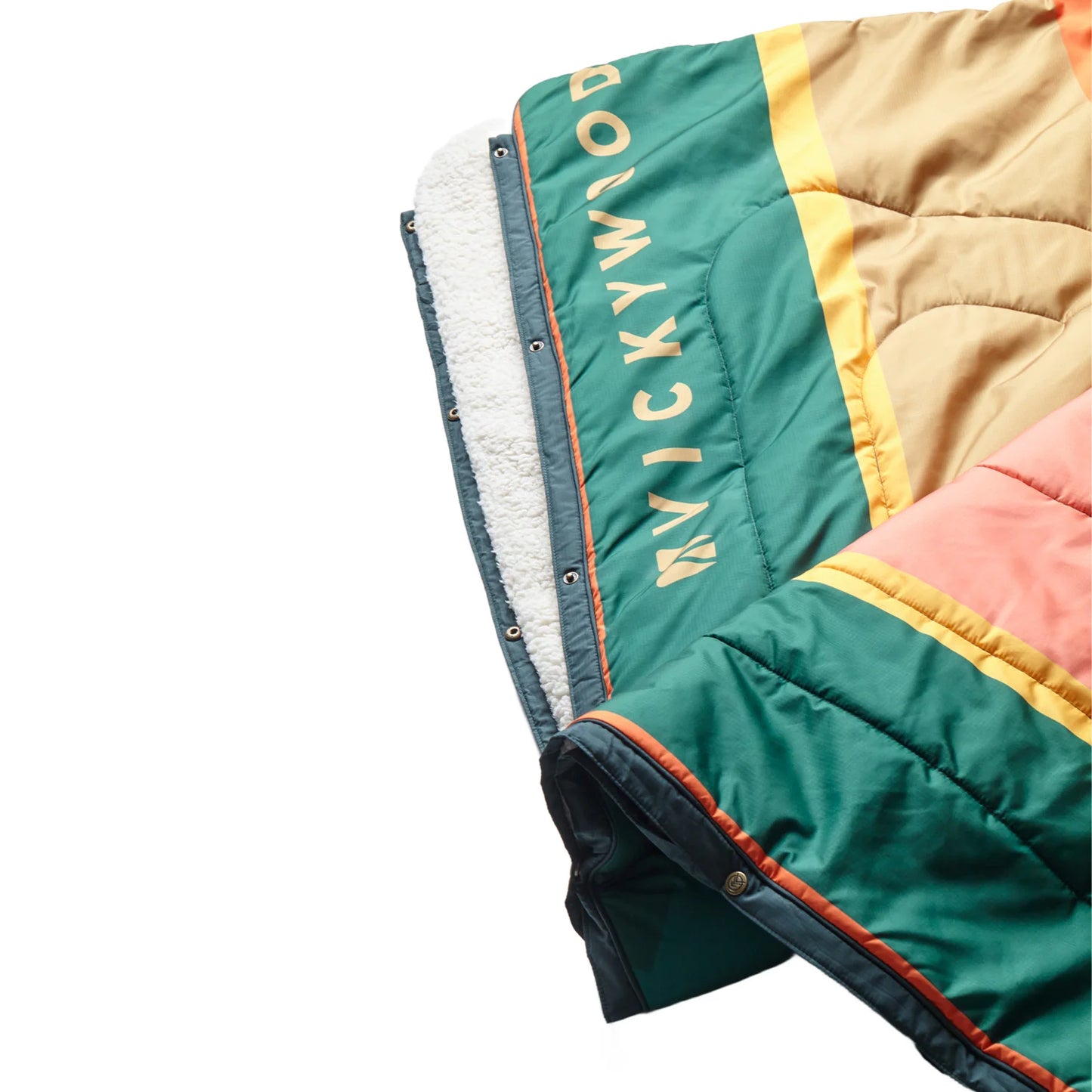 4-i-1 - Pude, Tæppe, Kappe, Sovepose  Et multifunktionelt vidunder, som bør være en fast del af din oppakning. VOITED x VICKYWOOD CLOUDTOUCH® er ikke kun et tæppe – det fungerer også som pude, kappe og sovepose i ét. Med de praktiske trykknapper kan tæppet nemt udvides og omdannes til en hyggelig sovepose til to personer. Når du ikke bruger det, kan det hurtigt foldes sammen til en blød pude.