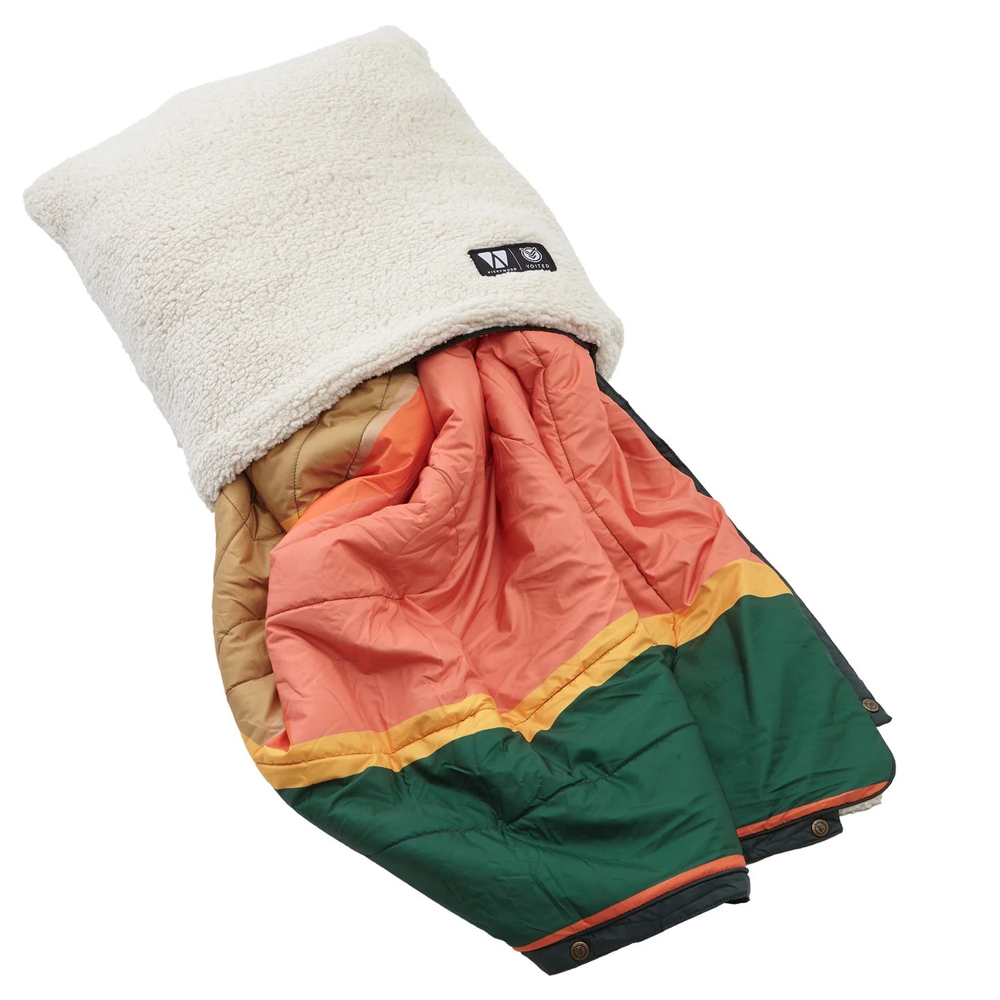 4-i-1 - Pude, Tæppe, Kappe, Sovepose  Et multifunktionelt vidunder, som bør være en fast del af din oppakning. VOITED x VICKYWOOD CLOUDTOUCH® er ikke kun et tæppe – det fungerer også som pude, kappe og sovepose i ét. Med de praktiske trykknapper kan tæppet nemt udvides og omdannes til en hyggelig sovepose til to personer. Når du ikke bruger det, kan det hurtigt foldes sammen til en blød pude.