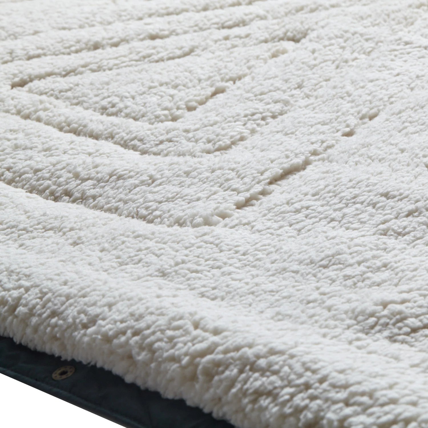 4-i-1 - Pude, Tæppe, Kappe, Sovepose  Et multifunktionelt vidunder, som bør være en fast del af din oppakning. VOITED x VICKYWOOD CLOUDTOUCH® er ikke kun et tæppe – det fungerer også som pude, kappe og sovepose i ét. Med de praktiske trykknapper kan tæppet nemt udvides og omdannes til en hyggelig sovepose til to personer. Når du ikke bruger det, kan det hurtigt foldes sammen til en blød pude.