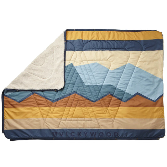 4-i-1: Pude, Tæppe, Kappe og Sovepose  Et multifunktionelt vidunder, som du ikke vil undvære på dine eventyr. VOITED x VICKYWOOD CLOUDTOUCH® er både et tæppe, en pude, en kappe og en sovepose. Med de praktiske trykknapper kan tæppet nemt udvides og hurtigt omdannes til en hyggelig sovepose til to personer. Når det ikke er i brug, kan det foldes sammen til en blød pude.