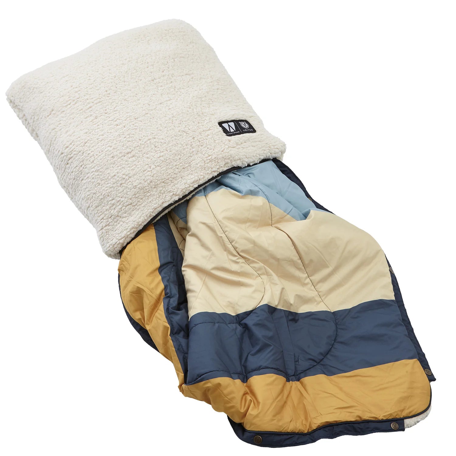 4-i-1: Pude, Tæppe, Kappe og Sovepose  Et multifunktionelt vidunder, som du ikke vil undvære på dine eventyr. VOITED x VICKYWOOD CLOUDTOUCH® er både et tæppe, en pude, en kappe og en sovepose. Med de praktiske trykknapper kan tæppet nemt udvides og hurtigt omdannes til en hyggelig sovepose til to personer. Når det ikke er i brug, kan det foldes sammen til en blød pude.