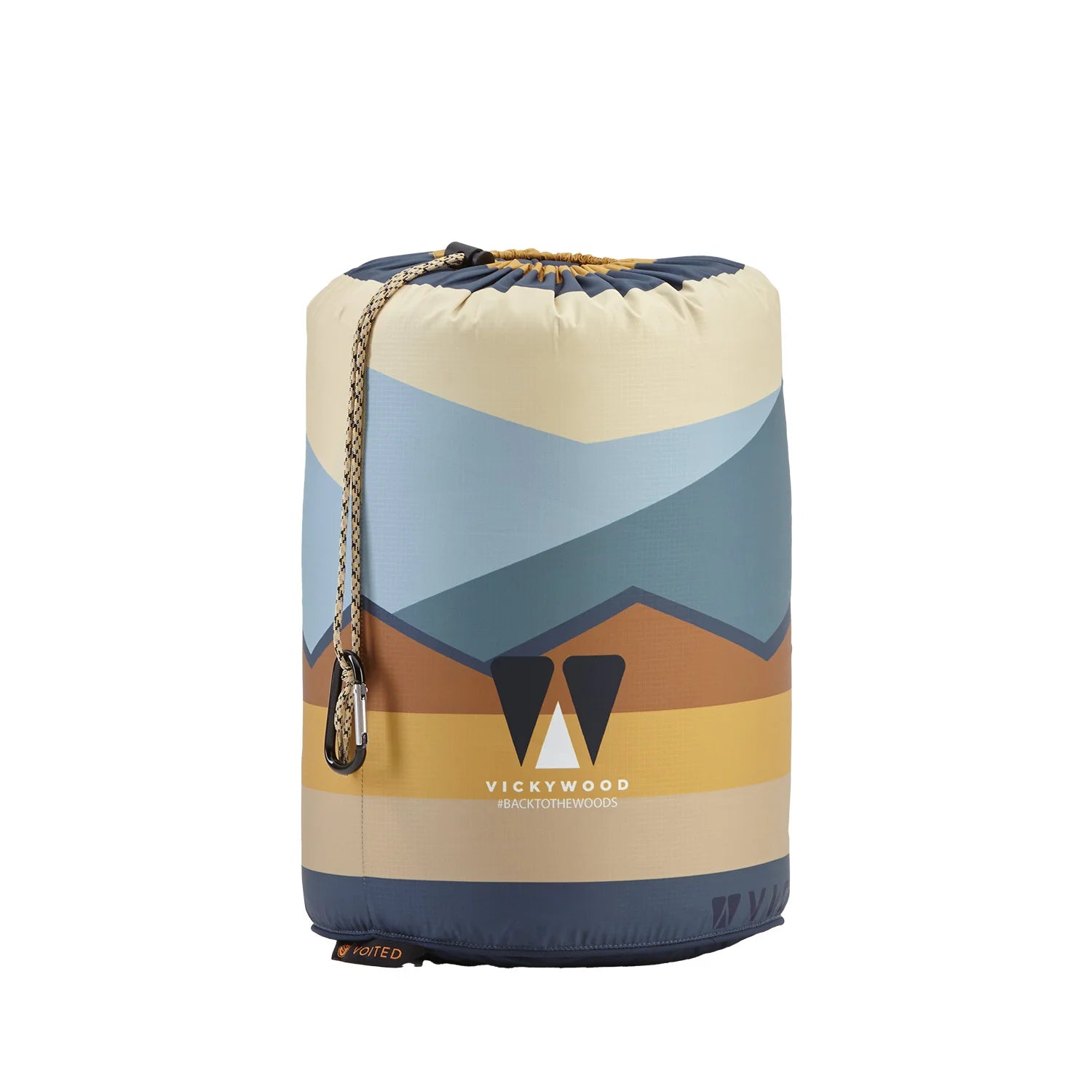 4-i-1: Pude, Tæppe, Kappe og Sovepose  Et multifunktionelt vidunder, som du ikke vil undvære på dine eventyr. VOITED x VICKYWOOD CLOUDTOUCH® er både et tæppe, en pude, en kappe og en sovepose. Med de praktiske trykknapper kan tæppet nemt udvides og hurtigt omdannes til en hyggelig sovepose til to personer. Når det ikke er i brug, kan det foldes sammen til en blød pude.