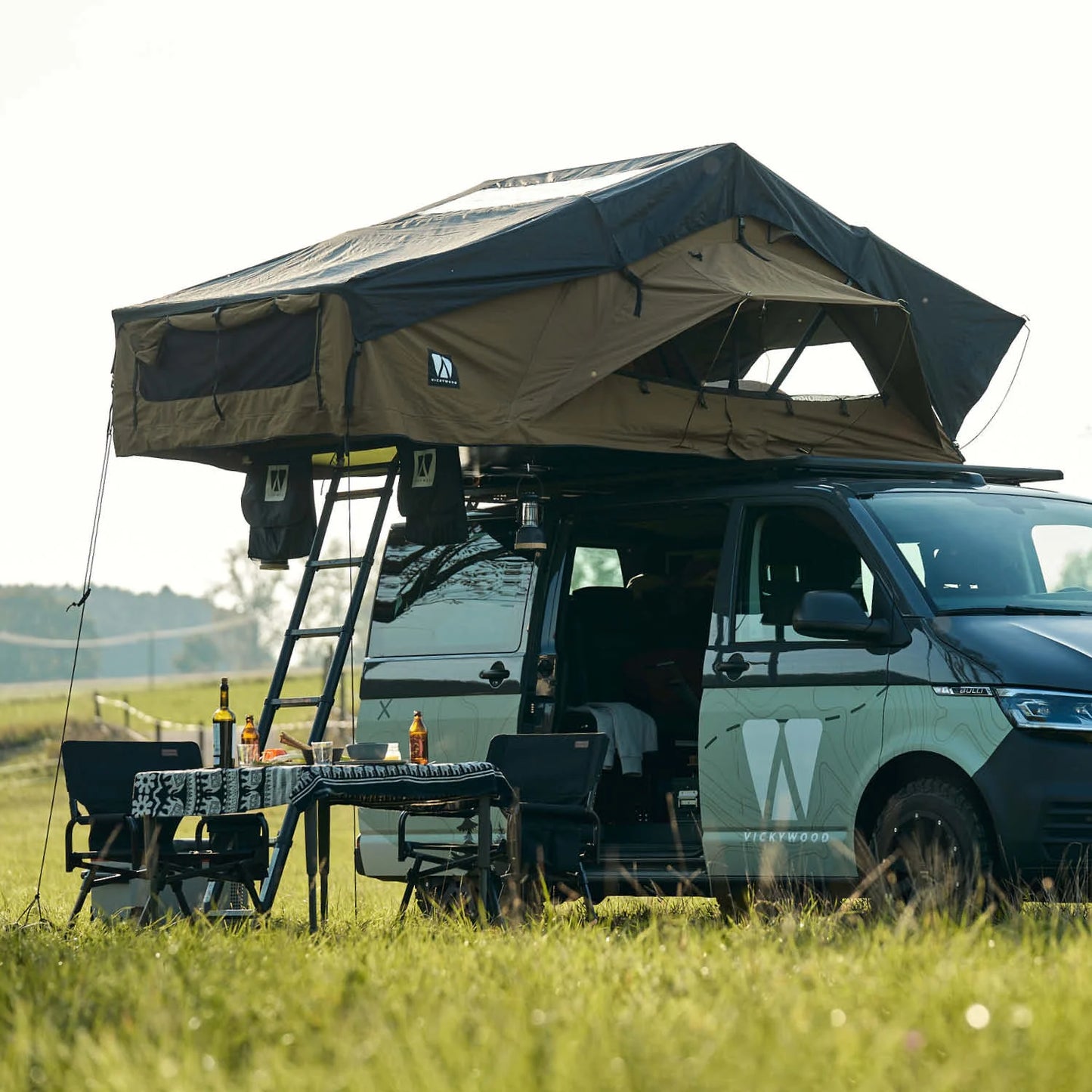 Big Willow Tagtelt – Det Perfekte Allround Tagtelt til Eventyr Uanset om du rejser alene, med din partner eller hele familien, er Big Willow Tagteltet det ultimative allround-tagtelt til dine campingoplevelser. Med en liggelængde på hele 240 cm og en bredde, på enten 140 , 160, 180 eller 220cm, tilbyder Big Willow en rummelig og komfortabel oplevelse for op til 5 personer. Tagtelt til din bil. Carcamping. Minicamper. Tagteltforhandler. Fri fragt!