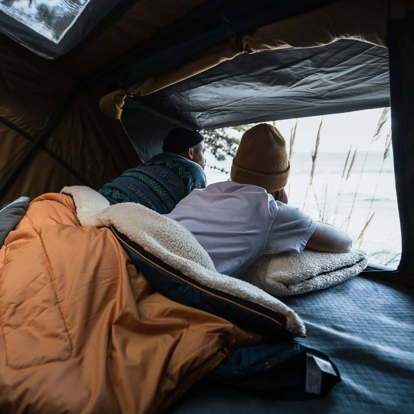 Big Willow Tagtelt – Det Perfekte Allround Tagtelt til Eventyr Uanset om du rejser alene, med din partner eller hele familien, er Big Willow Tagteltet det ultimative allround-tagtelt til dine campingoplevelser. Med en liggelængde på hele 240 cm og en bredde, på enten 140 , 160, 180 eller 220cm, tilbyder Big Willow en rummelig og komfortabel oplevelse for op til 5 personer. Tagtelt til din bil. Carcamping. Minicamper. Tagteltforhandler. Fri fragt!