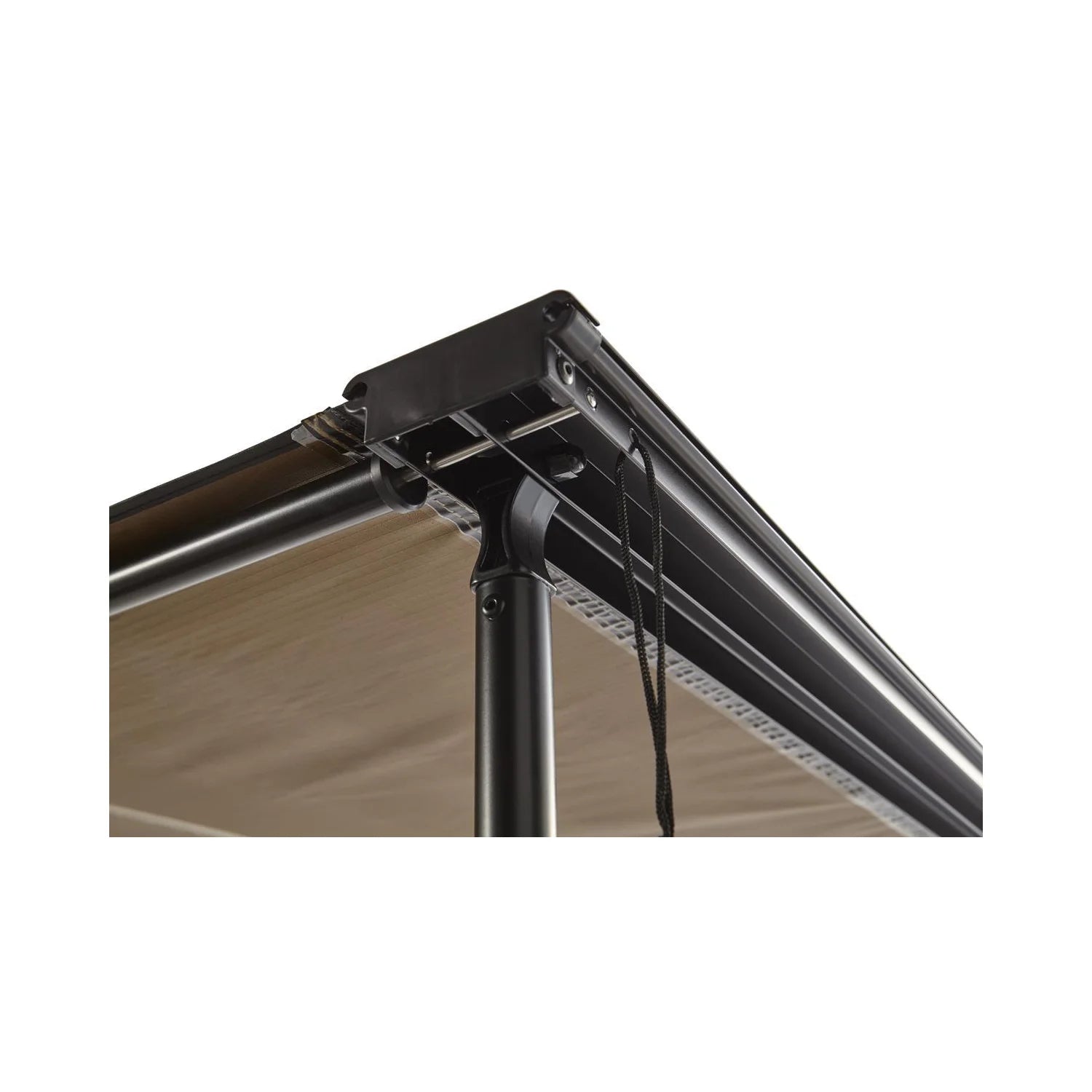 Markise til din bil Markise VICKYWOOD 140 cm – Perfekt til Dit Campingeventyr!  Skab et behageligt og beskyttet udeområde med VICKYWOOD Markisen. Uanset om du vil lave mad, slappe af eller nyde hyggelige stunder med familie og venner, sørger denne markise for skygge på solrige dage og læ for regnen.  Markisen monteres nemt på dine tagbøjler via et praktisk skinnesystem. Teleskopstængerne i aluminium er justerbare i højden og sikrer et stabilt fundament, mens det robuste polyesterstof hurtigt spændes fast