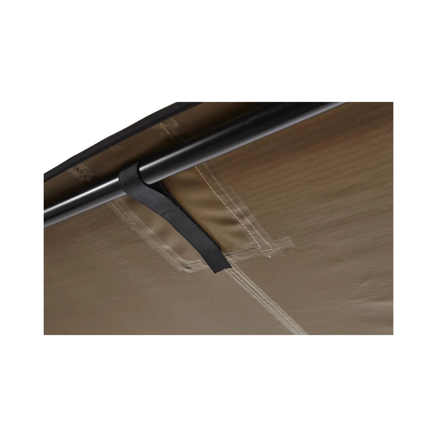 Markise til din bil Markise VICKYWOOD 140 cm – Perfekt til Dit Campingeventyr!  Skab et behageligt og beskyttet udeområde med VICKYWOOD Markisen. Uanset om du vil lave mad, slappe af eller nyde hyggelige stunder med familie og venner, sørger denne markise for skygge på solrige dage og læ for regnen.  Markisen monteres nemt på dine tagbøjler via et praktisk skinnesystem. Teleskopstængerne i aluminium er justerbare i højden og sikrer et stabilt fundament, mens det robuste polyesterstof hurtigt spændes fast