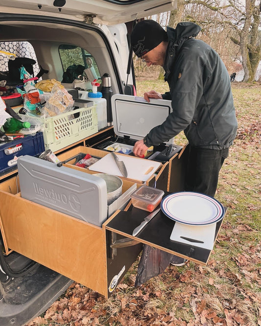 Camperkøkken. Klapbord til Camperbox - Ekstra Bordplads og Fleksibilitet! Få mere ud af din camperbox med et praktisk klapbord! Dette klapbord er perfekt til at skabe ekstra bordplads til madlavning, spisning eller afsætning. Bordet montere på en af skufferne på din camperbox, og det kan foldes op og ned efter behov. 