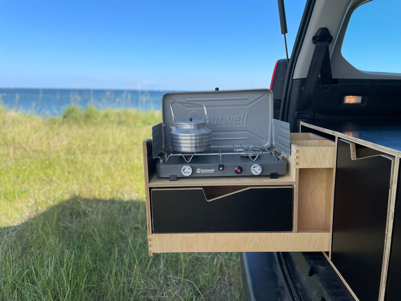 Sov i din bil. Omdan din bil til minicamper. #camperbox #campervanconvertion #carcamper #bygdincamper #campingkøkken #berlingocamper #caddycamper 