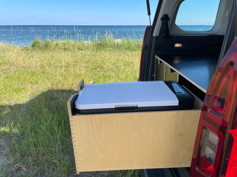 Sov i din bil. Omdan din bil til minicamper. #camperbox #campervanconvertion #carcamper #bygdincamper #campingkøkken #berlingocamper #caddycamper 