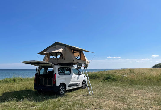 Billigt Stort tagtelt til hele familien - Letvægt - Gratis Levering. Passer til alle biler. Omdan din bil til en minicamper. #minicamper #campervan #carcamping #camping #outdoor #familietid #fanilieferie #berlingocamper #caddycamper #feriepåbudget Billigt letvægts tagtelt fra LangelandCampers. gratis levering  - Kvalitets tagtelt - Tagtelt forhandler i Danmark.