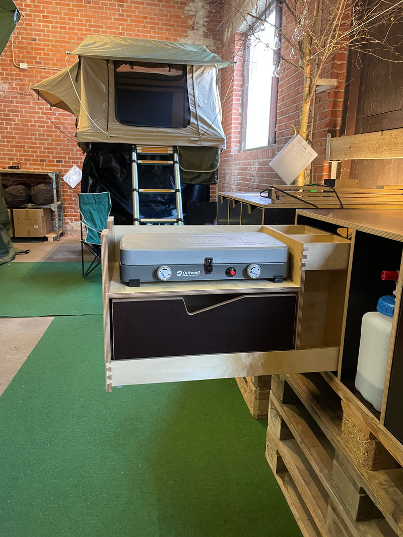 Sov i din bil. Omdan din bil til minicamper. #camperbox #campervanconvertion #carcamper #bygdincamper #campingkøkken #berlingocamper #caddycamper 
