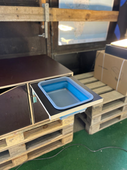 Klapbord med Opvaskebalje - Praktisk, Pladsbesparende og Foldbar! Få mere ud af din camperbox med et praktisk klapbord med opvaskebalje!