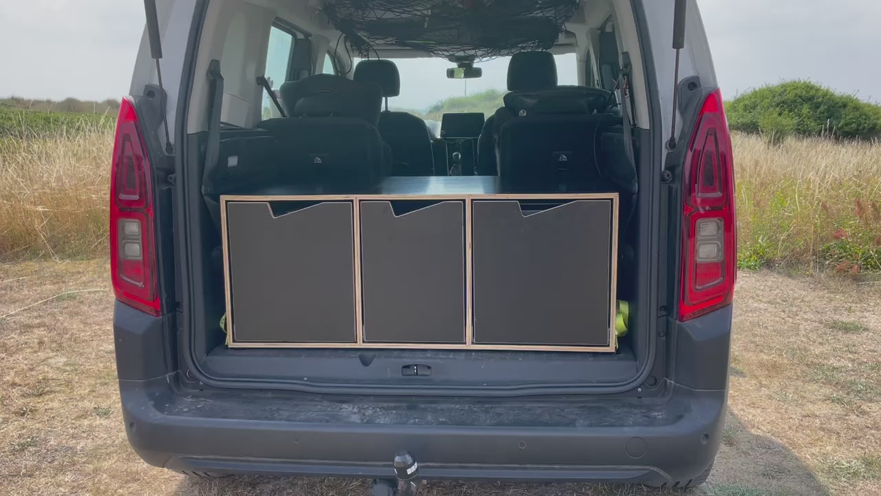 Sov i din bil. Omdan din bil til minicamper. #camperbox #campervanconvertion #carcamper #bygdincamper #campingkøkken #berlingocamper #caddycamper 