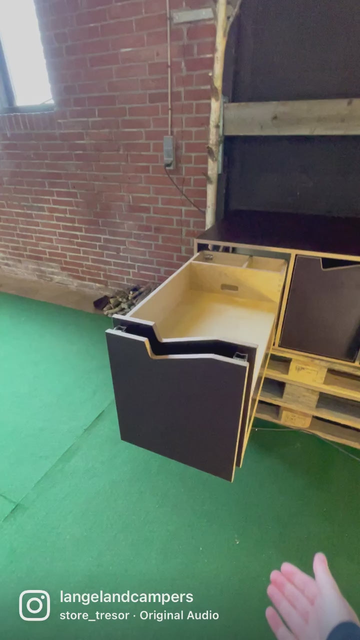 Camperkøkken. Klapbord til Camperbox - Ekstra Bordplads og Fleksibilitet! Få mere ud af din camperbox med et praktisk klapbord! Dette klapbord er perfekt til at skabe ekstra bordplads til madlavning, spisning eller afsætning. Bordet montere på en af skufferne på din camperbox, og det kan foldes op og ned efter behov.